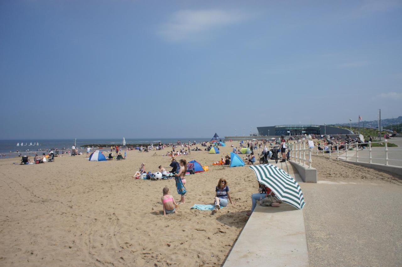 Two Bedroom Holiday Apartment Colwyn Bay Exterior photo